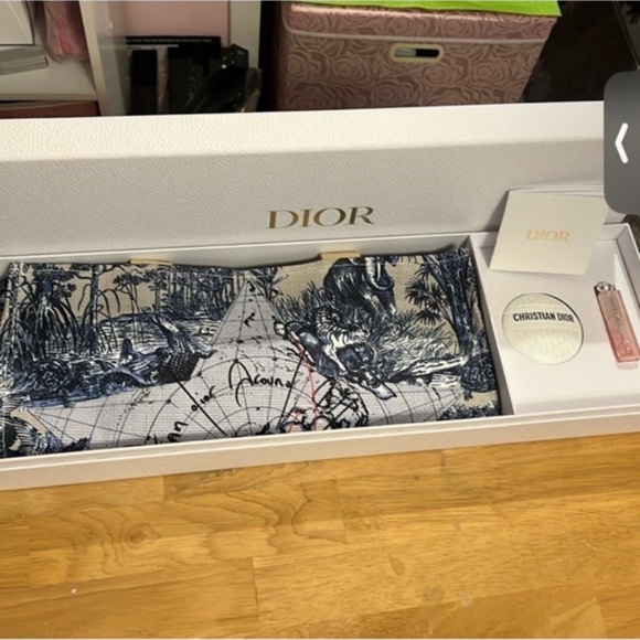 Dior Around the World Tote Bag and Le Baume-Lip Glow Reviver - Picture 4 of 7